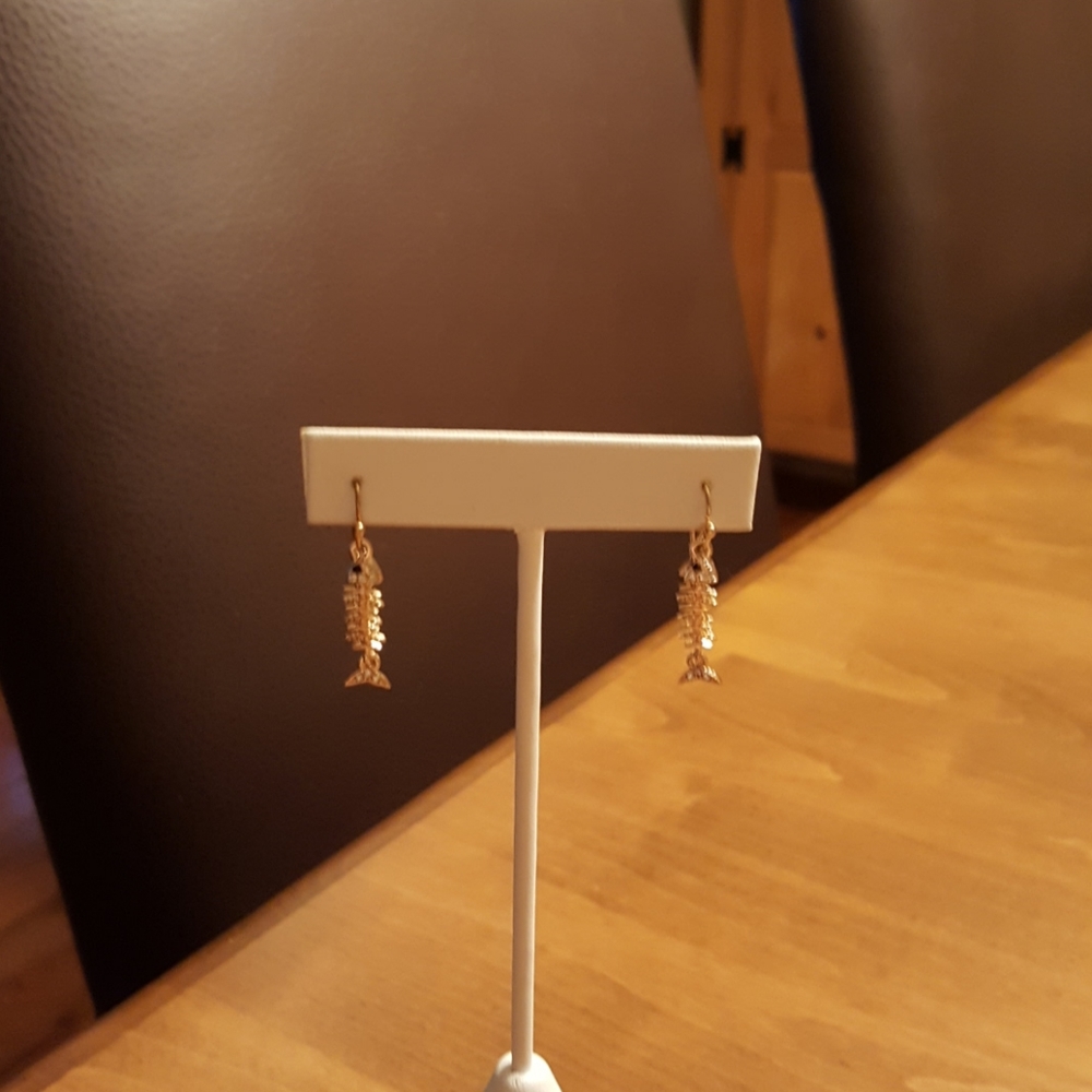 Gold fishbone earrings